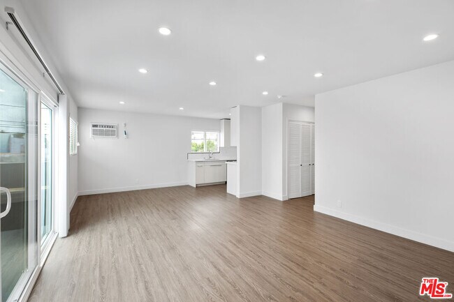 Foto del edificio - 1117 S Bronson Ave