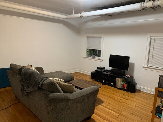 Living room - 1505 Oak Ave