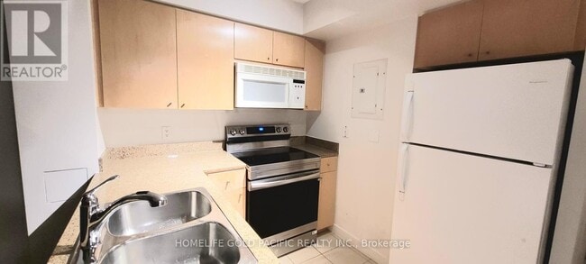 Building Photo - 373 Front St W