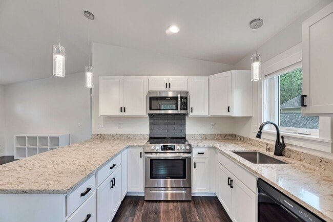 Building Photo - For Rent: Stunning 2BR/1BA Above-Garage Ap...