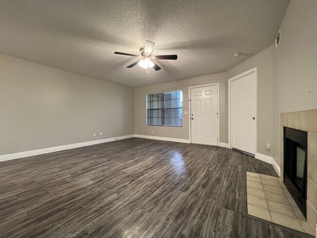 Foto del edificio - 2/1 Condo in Gated Lakefront Altamonte Com...