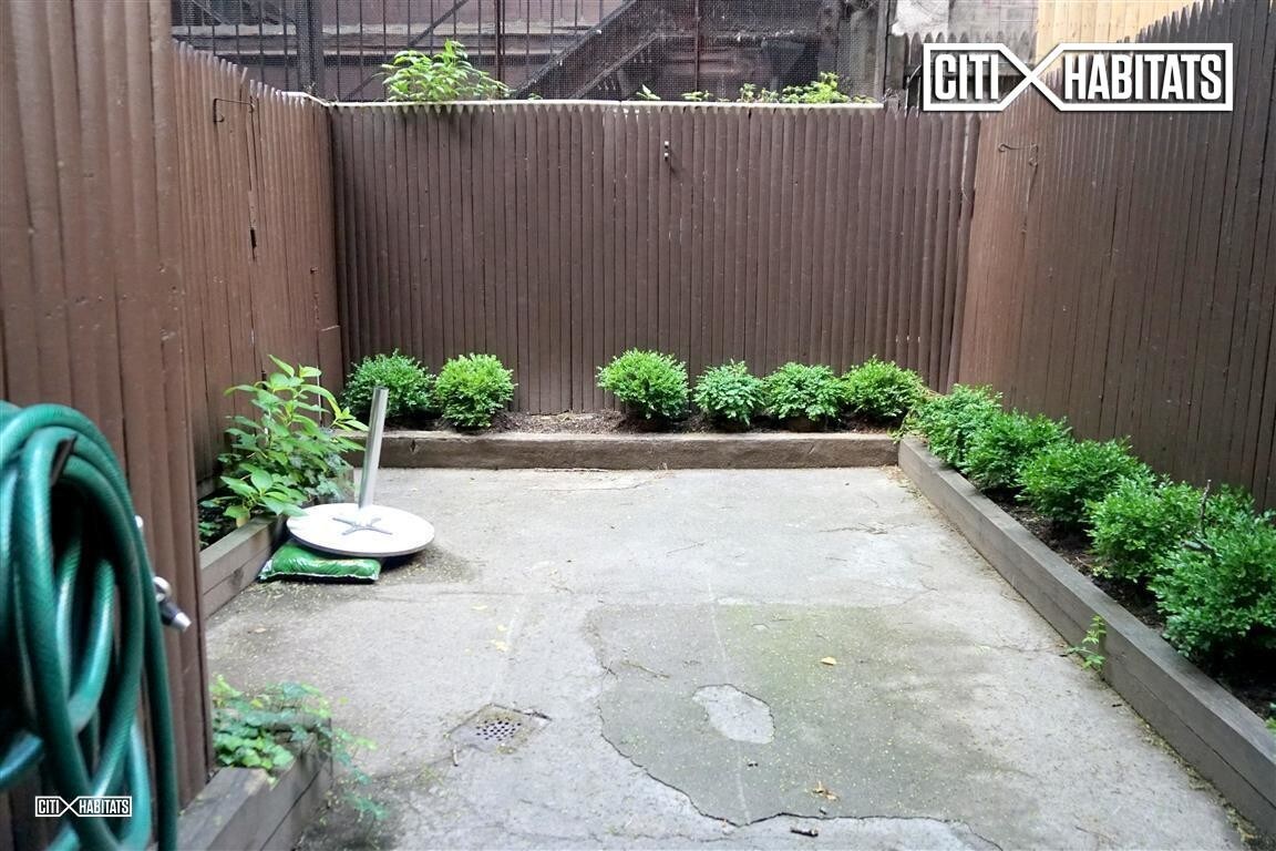 Foto principal - 484 E 74th St