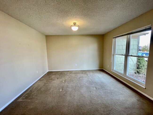 Foto del edificio - Lafayette Ranch on a Spacious Lot - Available Early June