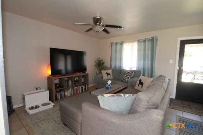 Building Photo - 2706 Live Oak Dr
