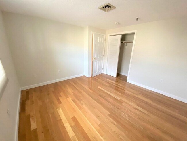 spacious bedroom - 35 Prospect St