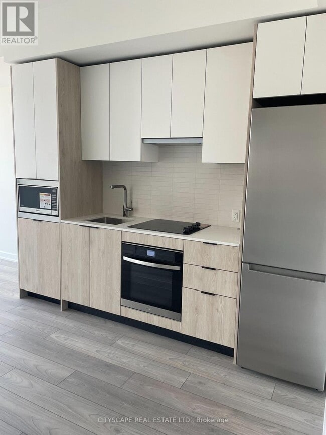 Building Photo - 1007 The Queensway