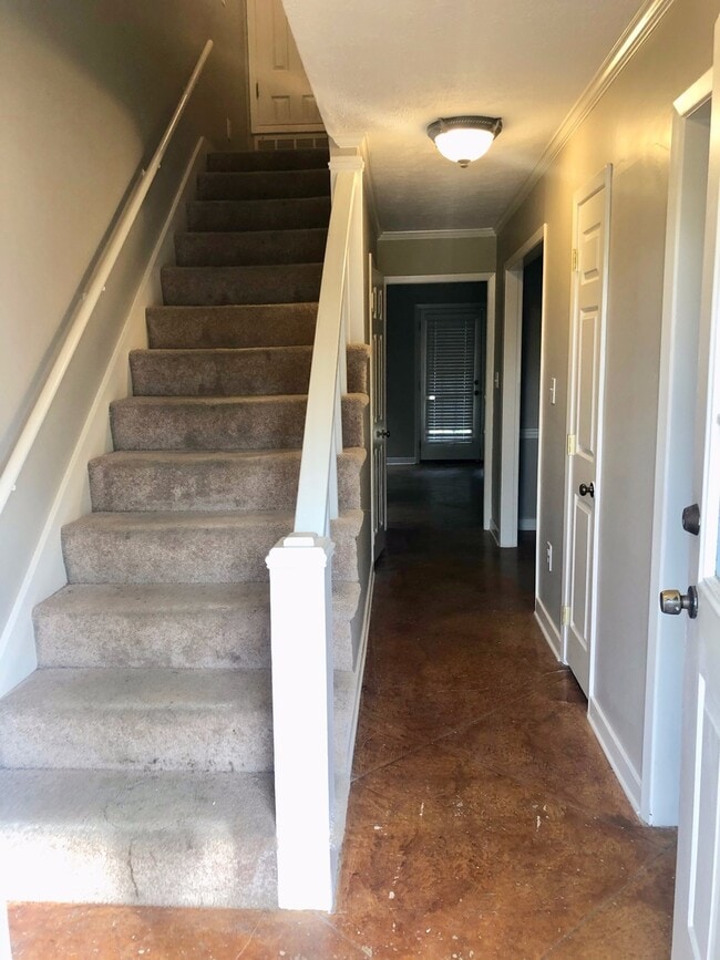 Building Photo - 2 bed, 1.5 bath in Brandon!