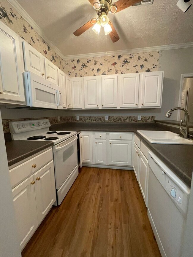 Foto del edificio - 3 Bedroom 2 Bathroom Apartment with Sunroom
