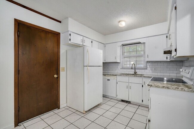 Foto del edificio - Charming 3 Bedroom House in Springfield!