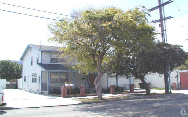 Building Photo - 1006 E Ventura St