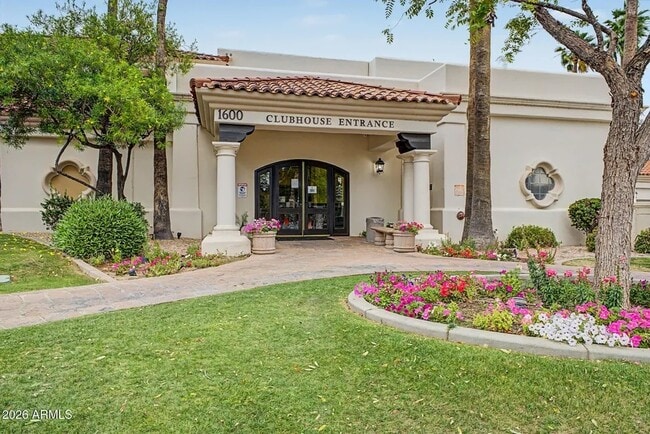 Building Photo - 1633 E Lakeside Dr