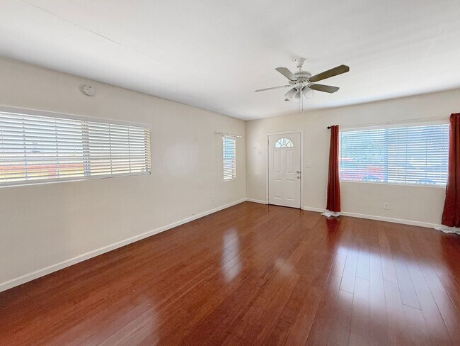 Foto del edificio - Spacious 2B/1BA Upgraded House w/ W/D, Lar...