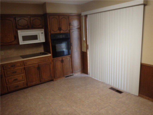 Building Photo - 1344 Meadow Ln