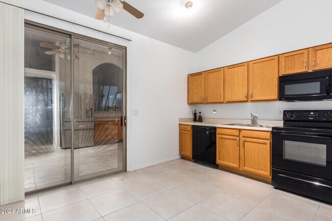 Building Photo - 8845 E Rainier Dr