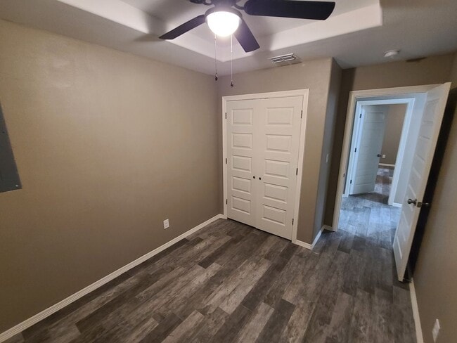 Building Photo - Quaint 3Bed/2Bath With a HUGE YARD!!