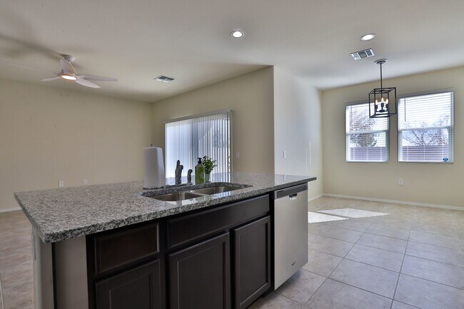 Foto del edificio - 1749 W Pinkley Ave
