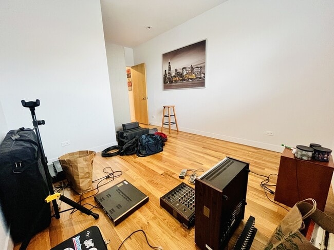 Building Photo - 806 S Claremont Ave