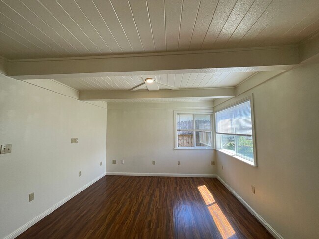 Foto del edificio - Beautiful and Spacious Pet-Friendly Home with 4 bedrooms, 2 bathrooms