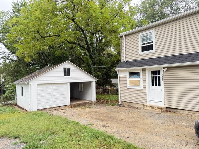 Building Photo - Newly Renovated 3 Bedroom 1.5 Bathroom Hom...