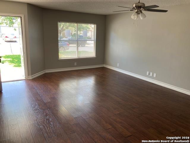 Foto del edificio - 8338 Bent Meadow Dr