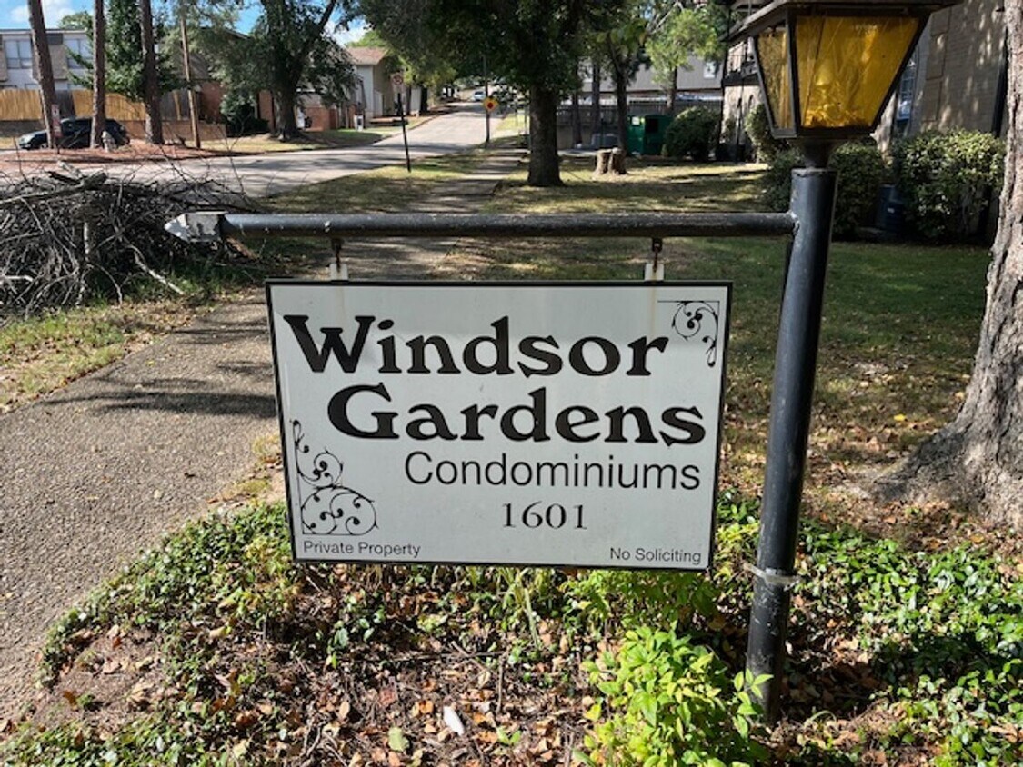 Primary Photo - Nice 3 Bedroom 2 Bathroom Windsor Gardens ...