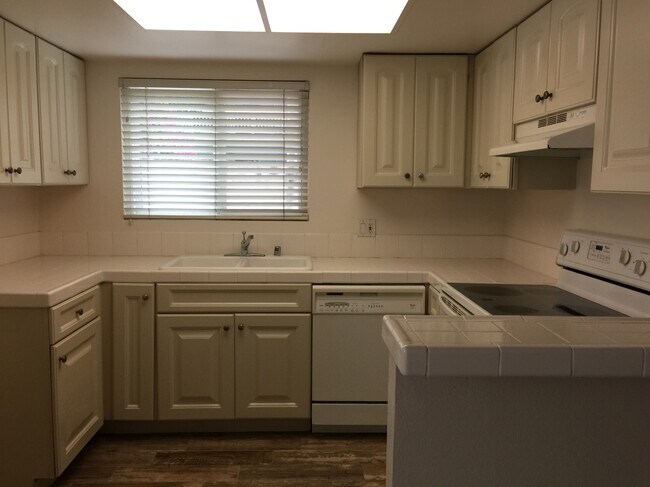 Building Photo - 17042 Sims Ln