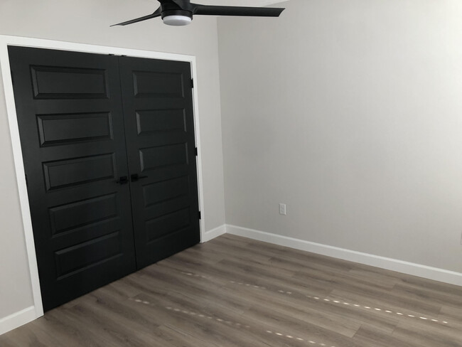bedroom with fans - 410 N West St
