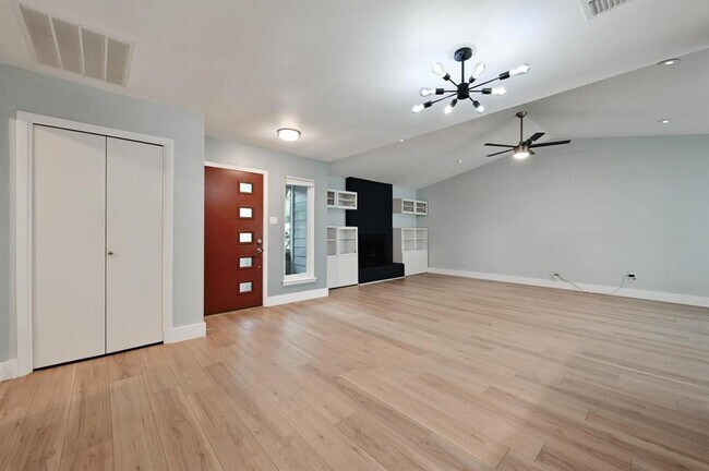 Foto del edificio - 6606 Woodhue Dr