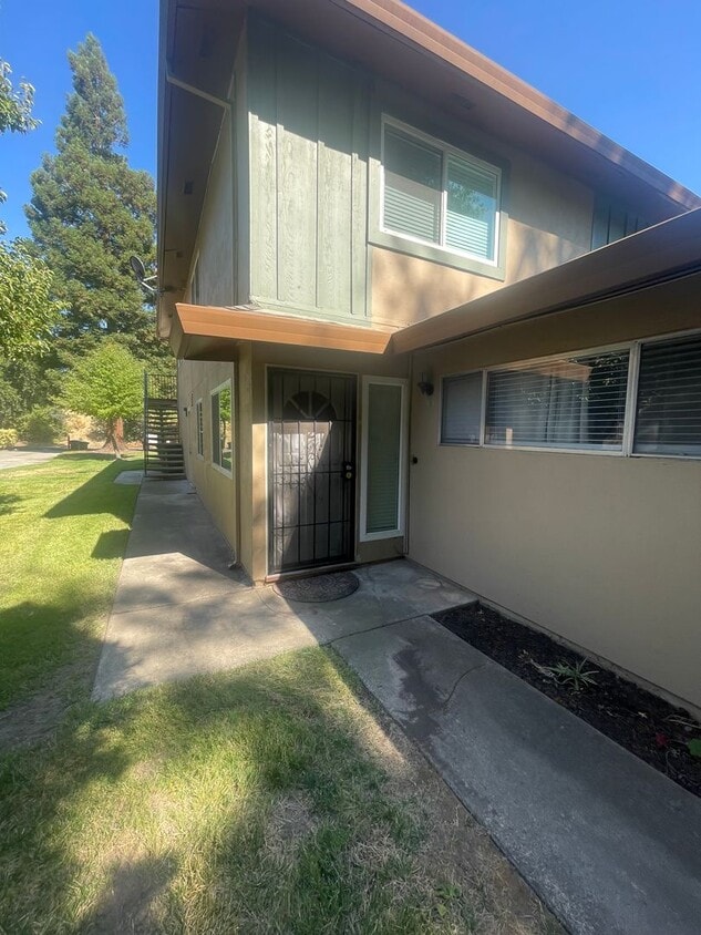 Primary Photo - Beautifully Updated Townhouse in Madison V...