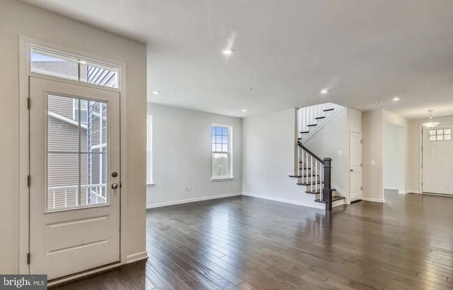 Building Photo - 1113 Saxton Dr