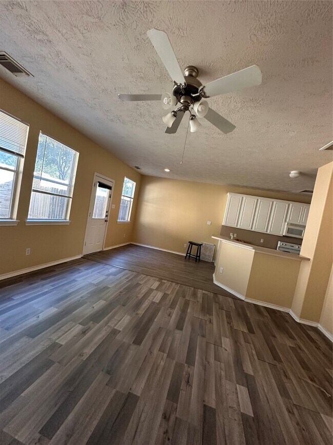 Foto del edificio - 16011 Sandy Path Ln