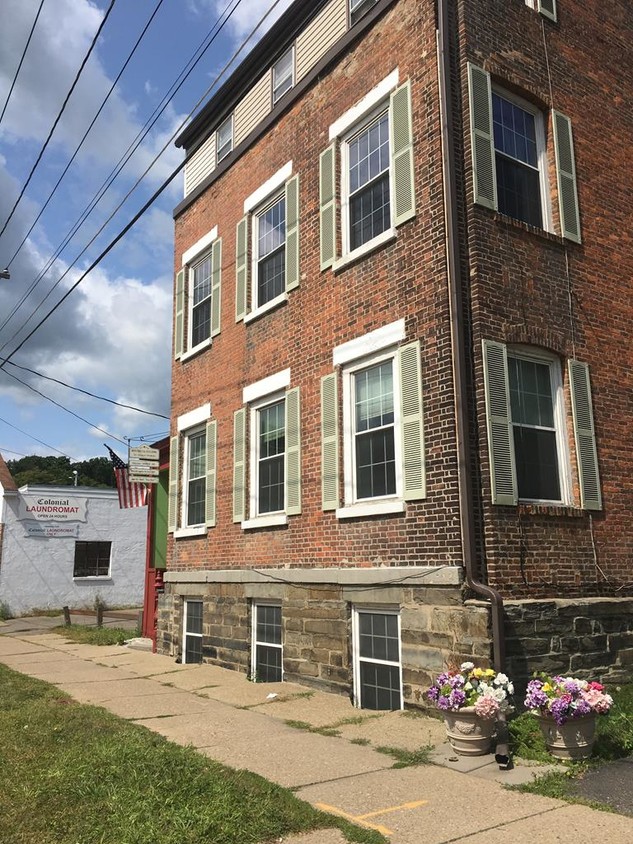 Foto principal - 124 E 4th St