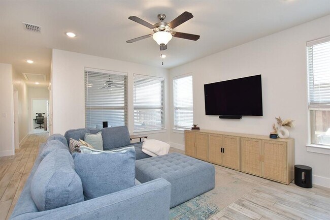 Building Photo - 424 Parkline Dr
