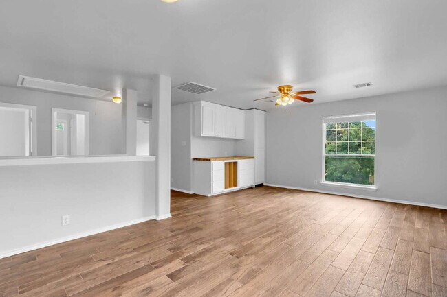 Foto del edificio - "Spacious 6-Bedroom Haven with 4 Full Bath...