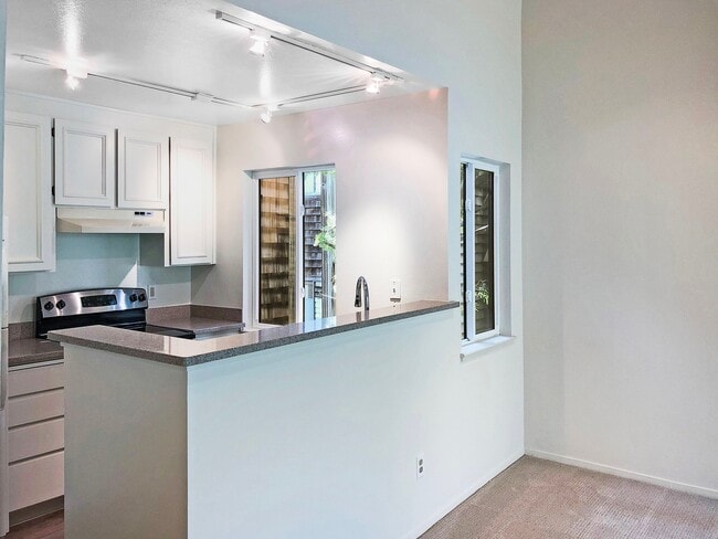 Building Photo - Top Floor Corner Condo with Vaulted Ceilings in Desirable Shelter Ridge!  FOUNDATION