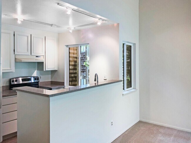 Foto del edificio - Top Floor Corner Condo with Vaulted Ceilings in Desirable Shelter Ridge!  FOUNDATION