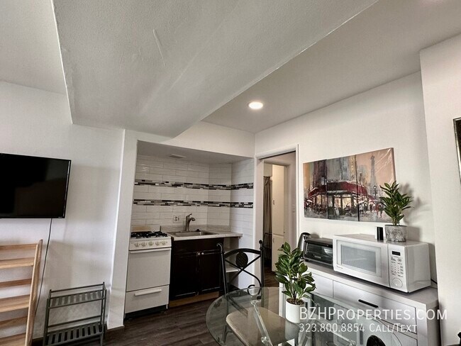 Building Photo - Stylishly Furnished Hollywood Studio