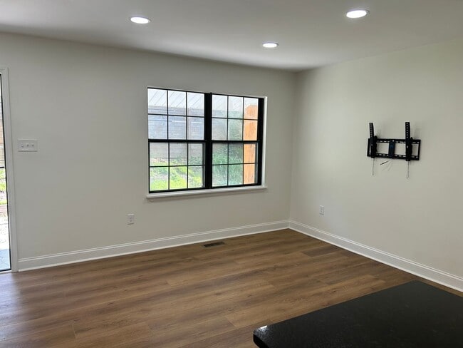 Building Photo - Charming 2 Bed / 2 Bath Home – Walk to Dow...