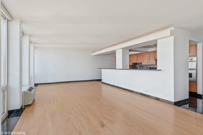 Building Photo - 111 E Chestnut St