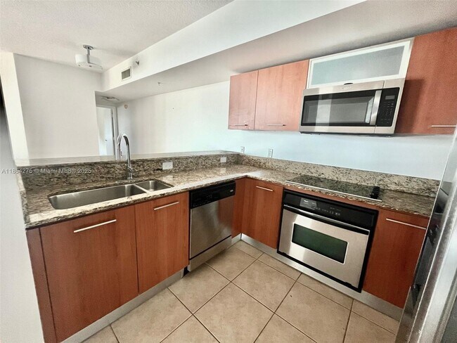 Foto del edificio - 9055 SW 73rd Ct