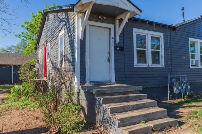 Building Photo - 821 S Travis St