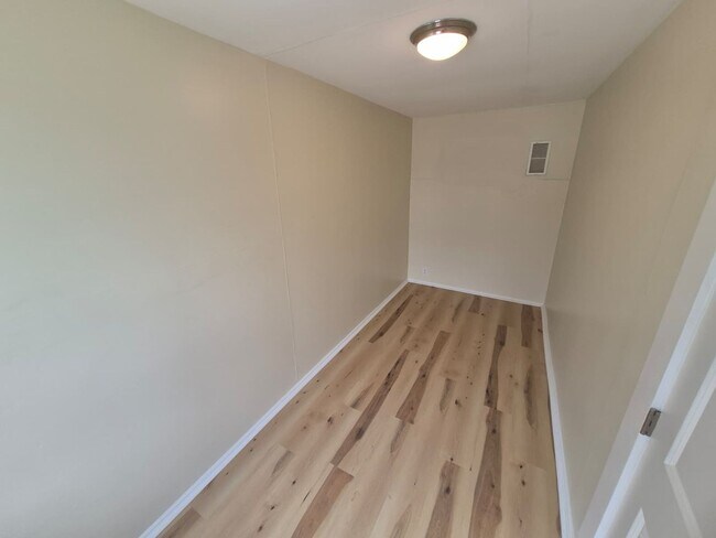 Foto del edificio - Fully Renovated 2-Bedroom in Elsmere – Off-Street Parking & Yard Space