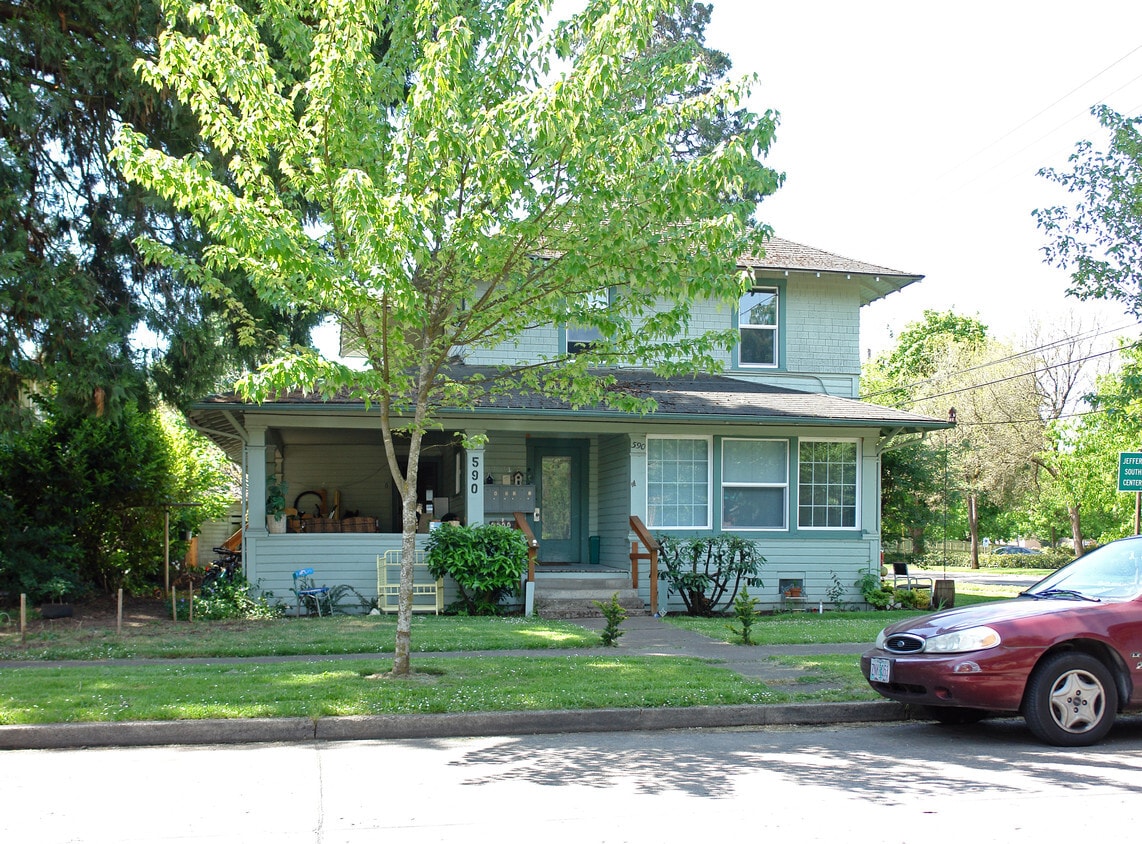 Building Photo - 590 W 12th Ave