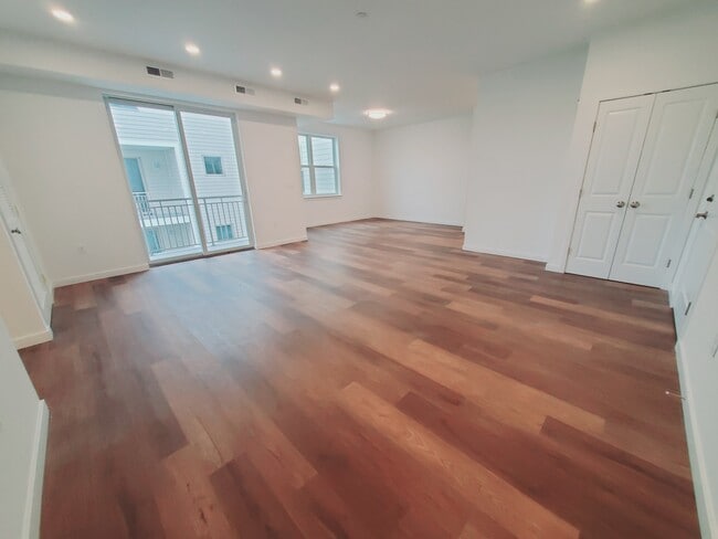 Building Photo - 916 Hope St