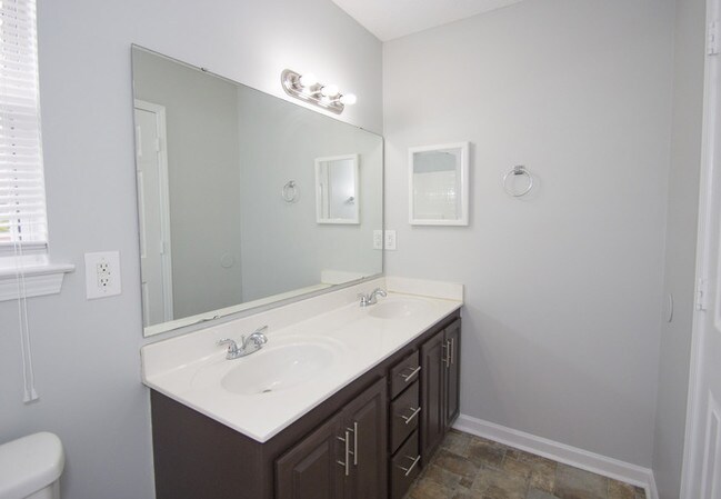 Building Photo - 300 Rolling Knoll Dr