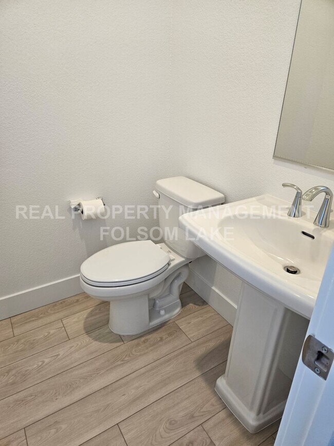 Foto del edificio - New 3 Bedroom 2.5 bath corner lot, split l...
