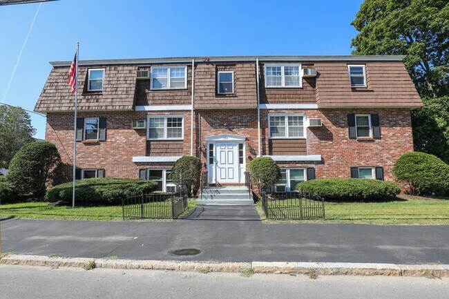 Building Photo - 504 River Rd