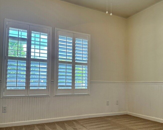 Building Photo - 115 Primrose Ln