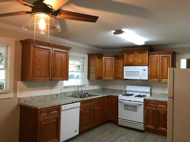 Foto del edificio - 3823 Kingswood Dr