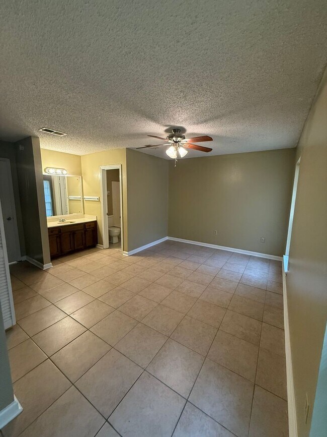 Foto del edificio - 1126-1128 Willow Creek Dr